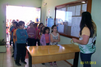 Foto - Visita de alunos das Professoras Leda Chagas e Sandra Palharini, da Escola Municipal de Ensino Fundamental Júlio Biasi, durante a Semana do Município.