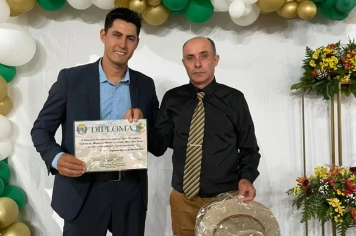 Foto - Sessão Solene em comemoração aos 26 anos de emancipação Politico - Administrativa de Capão do Cipó e entrega de diplomas de Honra ao Mérito.